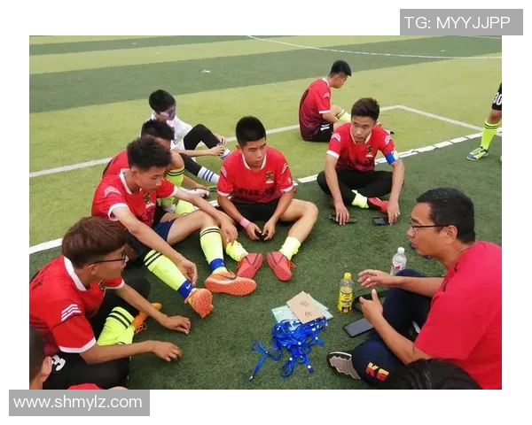 霸气侧漏的足球明星男生照片展现运动魅力与青春风采